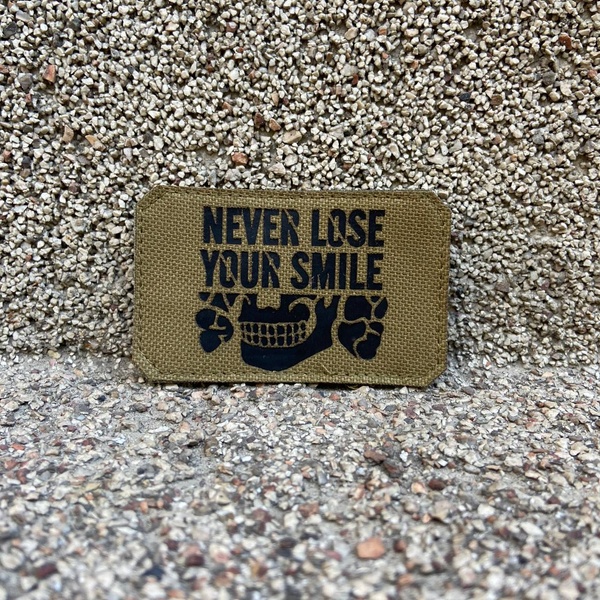 Шеврон «Never lose your smile» lasercut cb/bk